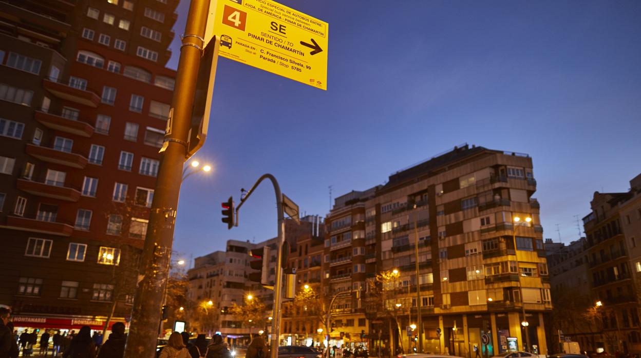 Un cartel informativo indica los autobuses para sustituir al Metro en este recorrido de la L4