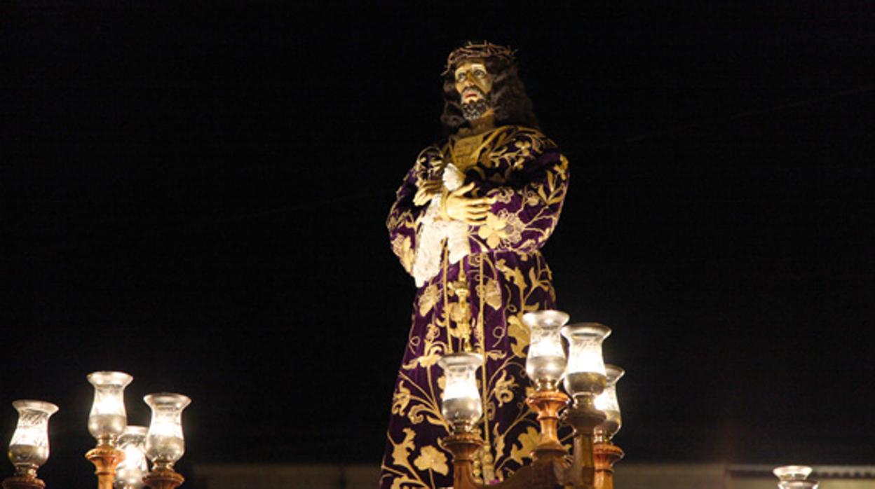 El Padre Jesús Nazareno desfila por una de las calles de Cuenca