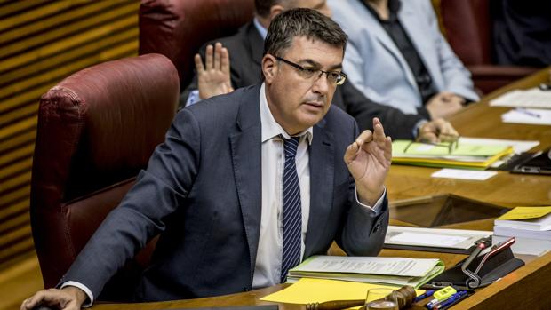 Enric Morera reprende a una diputada de Esquerra Unida por acusar a Vox de racistas y xenófobos