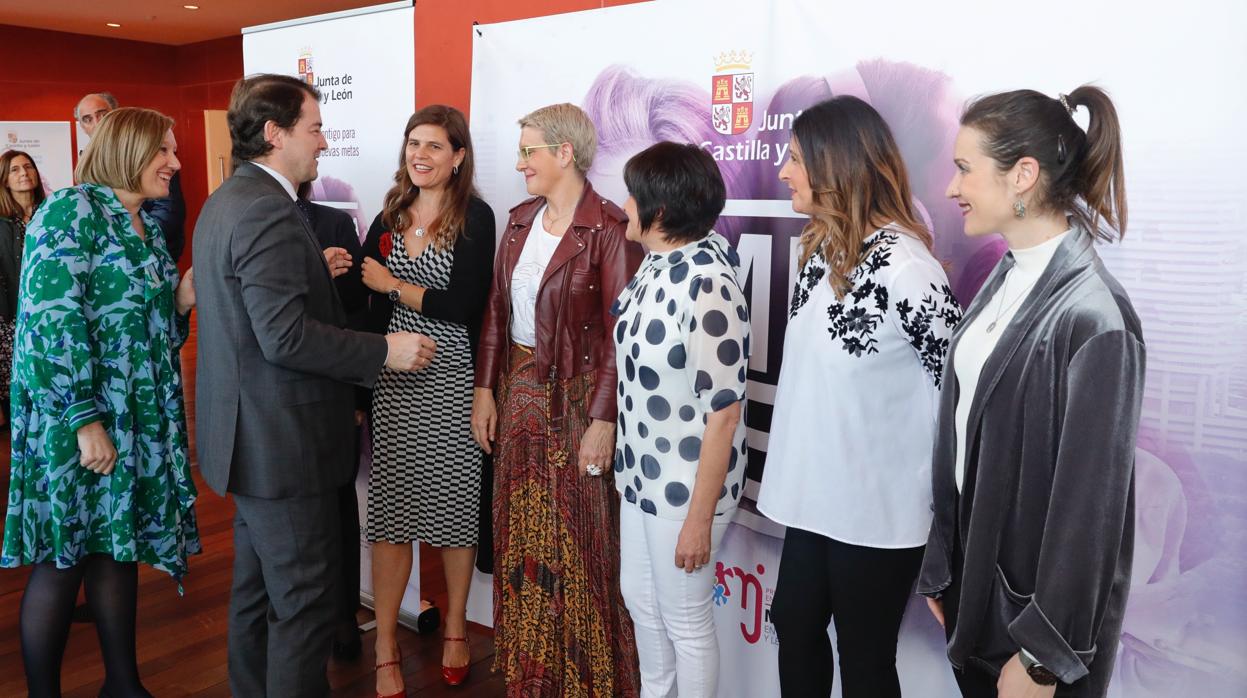 Fernández Mañueco e Isabel Blanco, junto a las participantes en el Primer Encuentro Mujer Castilla y León