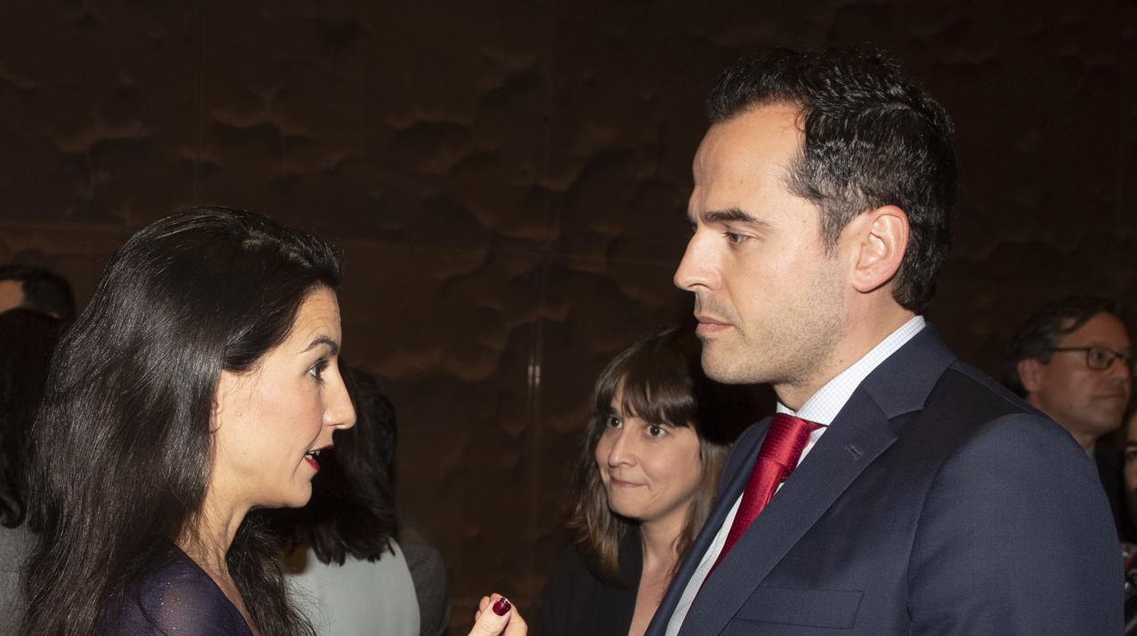 Rocío Monasterio se encara con Ignacio Aguado durante la entrega de los Premios Onda Madrid