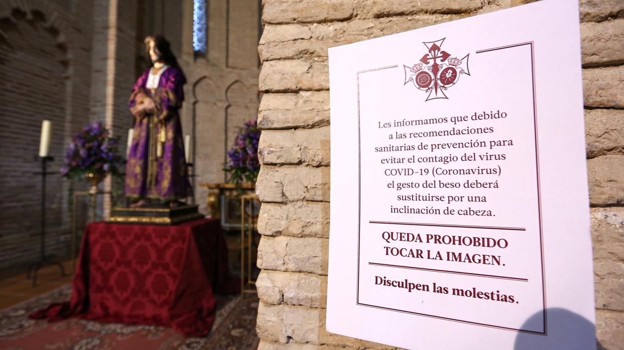 Un cartel prohibía tocar la imagen del Nazareno