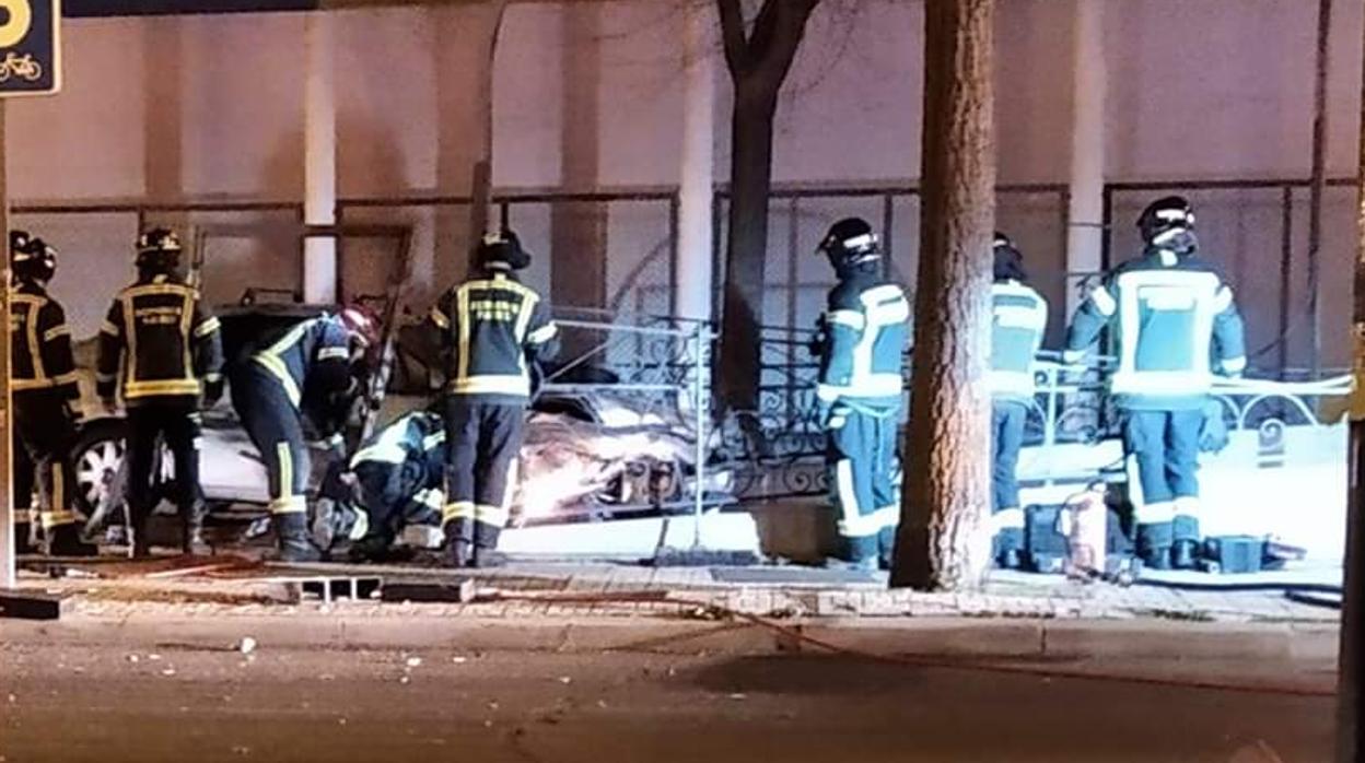 Imagen del vehículo estampado contra la entrada del Metro, en el barrio de Vicálvaro