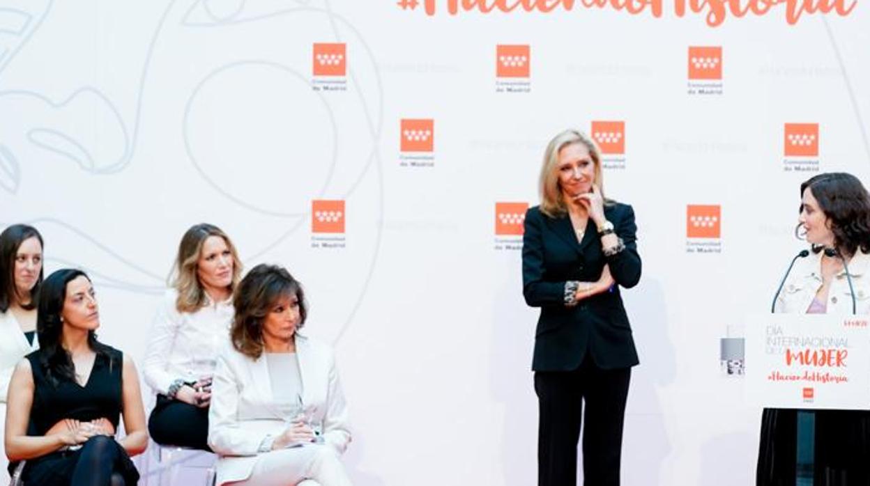 Isabel Díaz Ayuso, durante la entrega de los galardones, junto a las premiadas