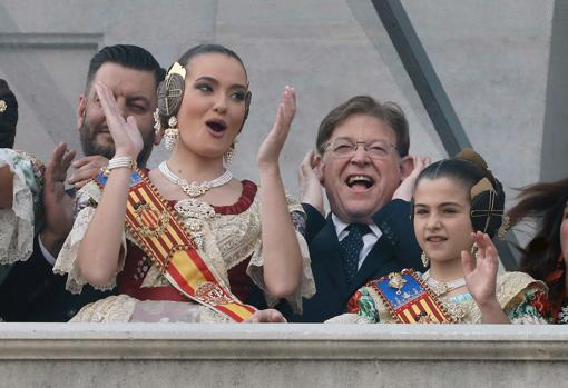 Imagen del presidente de la Generalitat junto a las Falleras Mayoes de Valencia tomada durante la mascletà de este viernes