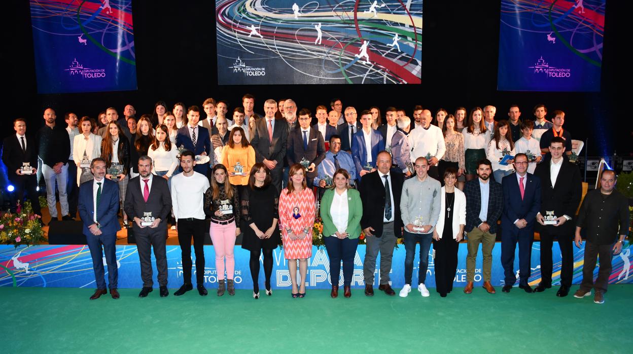 Foto de familia de todos los premiados en la Gala del Deporte