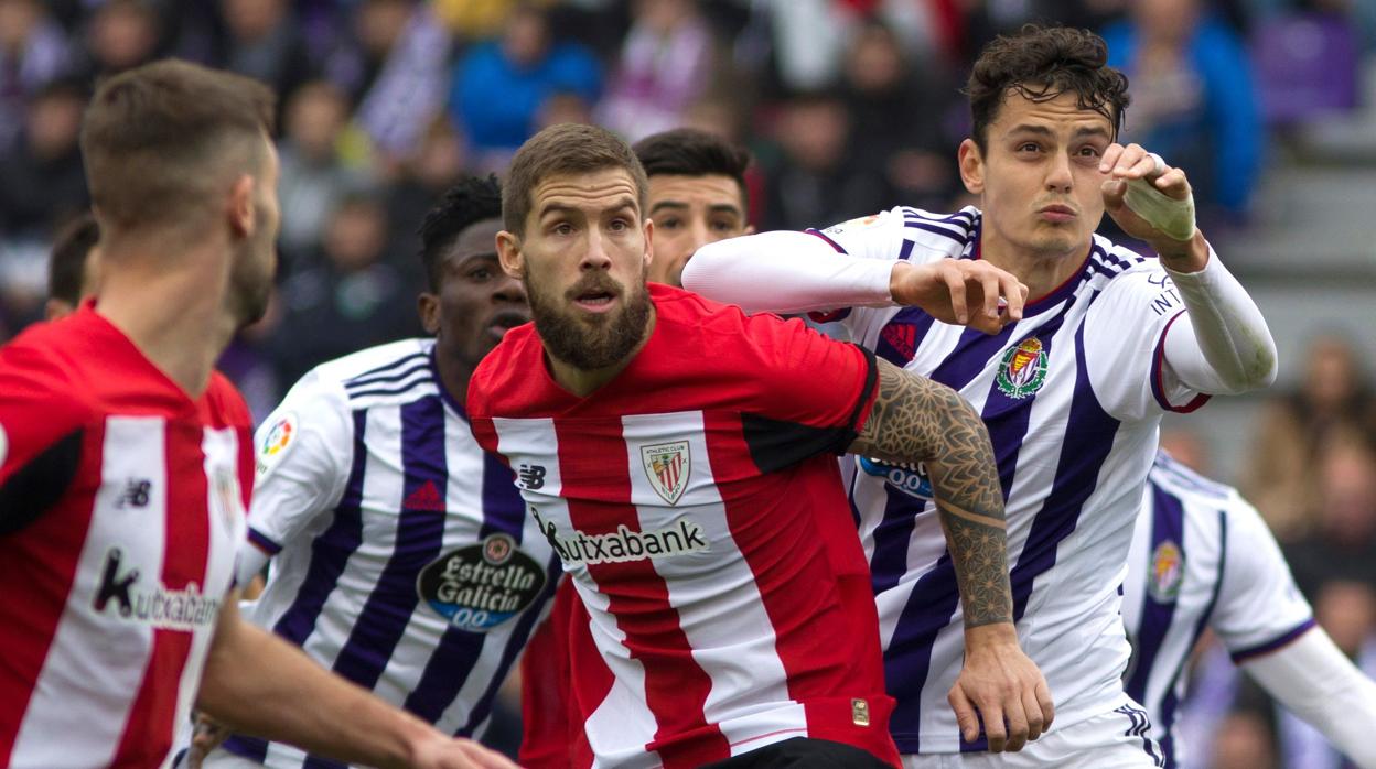 Ünal pelea con Iñigo Martínez por un balon en el Real Valladolid-Athletic