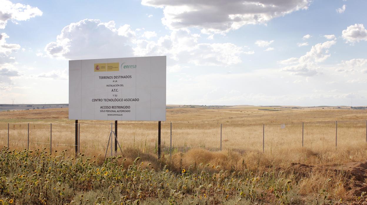 Cartel de las obras del almacén temporal centralizado proyectado en Villar de Cañas (Cuenca)