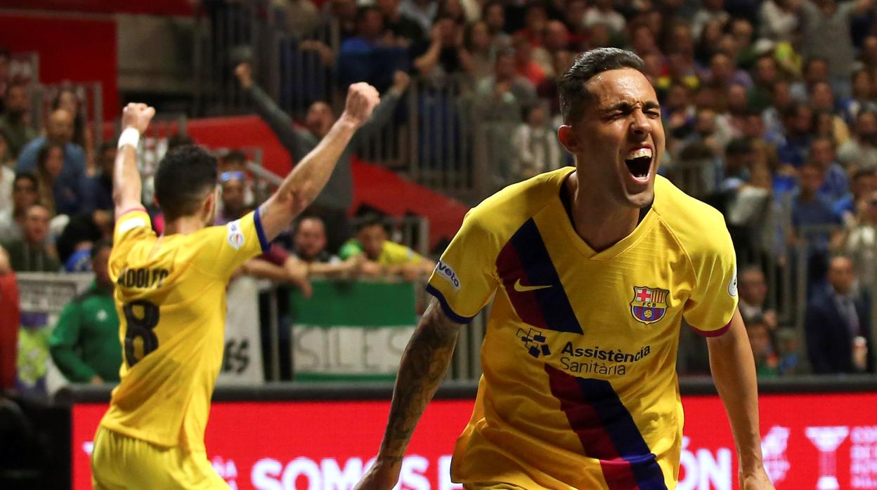 El jugador del FC Barcelona Jesús Aicardo celebra el tercer gol de su equipo