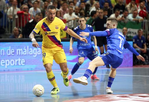 Geverson Chaves (i), del FC Barcelona, y Álvaro Barrera Buitre, de Viña Albali Valdepeñas, durante la final