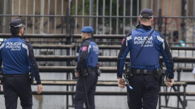 Brutal asesinato en Madrid: lo acuchillan en el cuello cuando regresaba a casa con su esposa