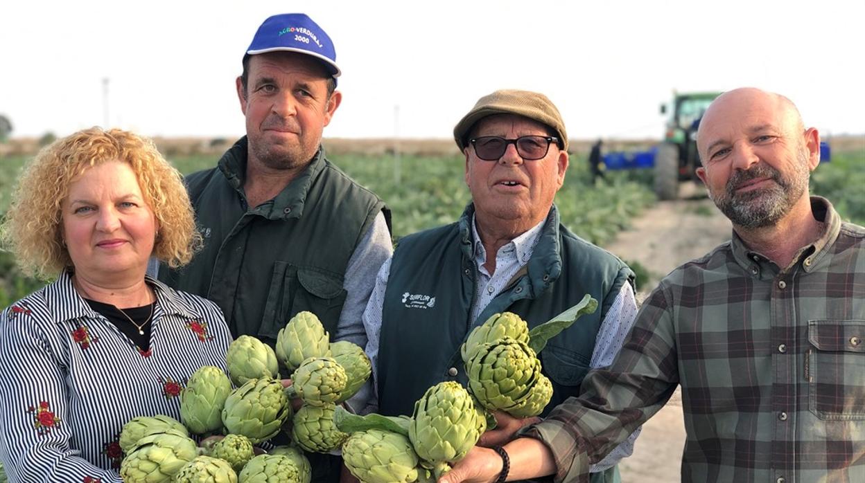 Los ganadores del Premio Agricultor del Año de Asaja Elche, la familia Irles