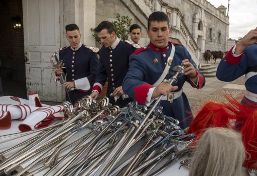 Guardias reales recogen los sables y cascos, aquellos que portan el penacho rojo pertenecen a la banda de clarines y timbales