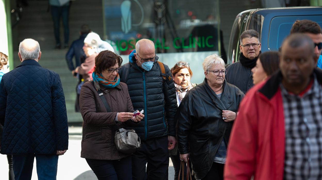 Vecinos con máscaras delante del Hospital Clínic de Barcelona