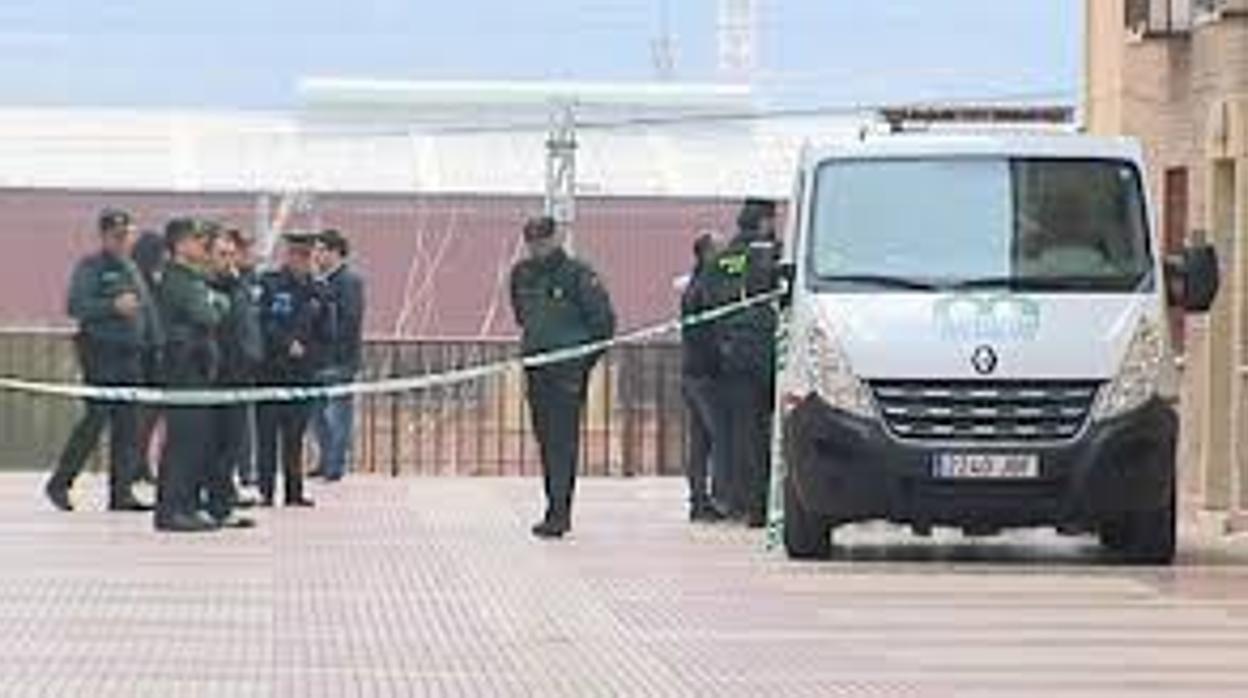 Agentes de la Guardia Civil, tras la muerte de la mujer degollada en Azuqueca de Henares (Guadalajara)