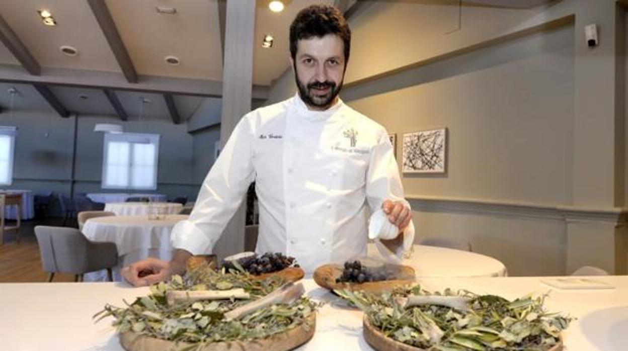 El cocinero Iván Cerdeño posa con algunos de sus platos