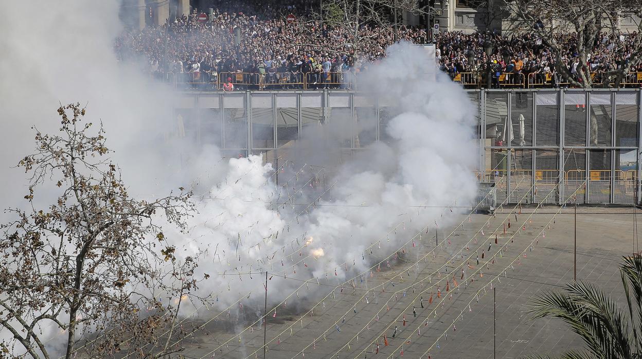 Imagen de la mascletà de Fallas en la Plaza del Ayuntamiento de Valencia