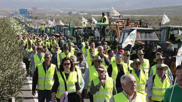 Los agricultores cortan la A4 en ambos sentidos en la provincia de Ciudad Real