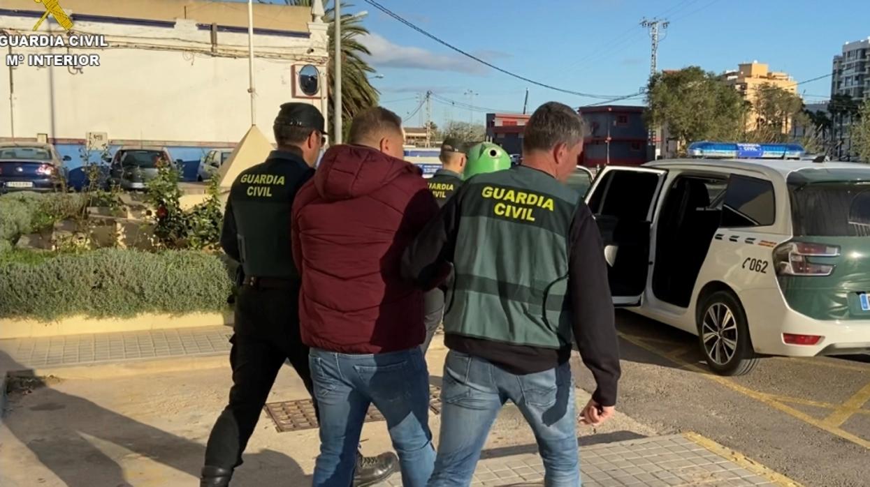 El traficante buscado por las autoriades francesas en toda Europa, custodiado por la Guardia Civil en Cullera