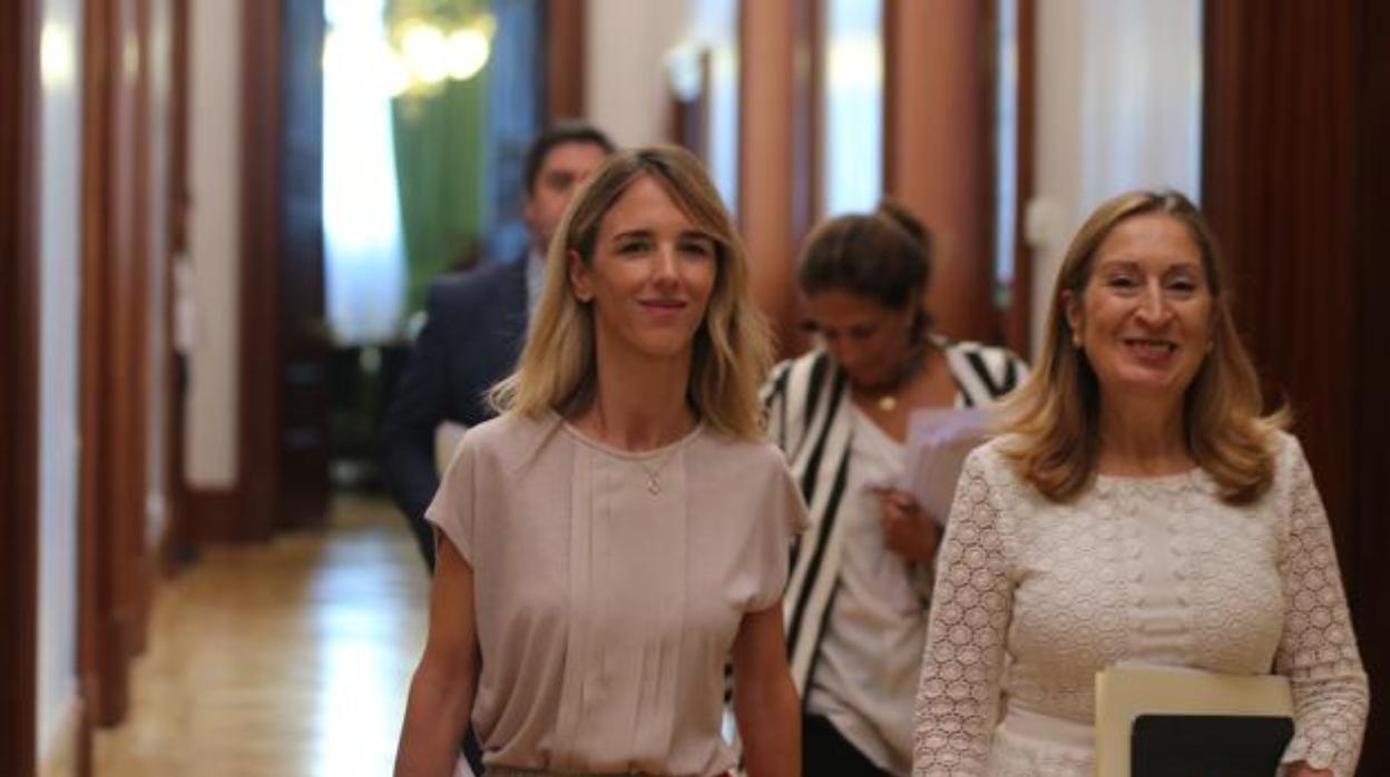 Cayetana Álvarez de Toledo y Ana Pastor, en el Congreso de los Diputados