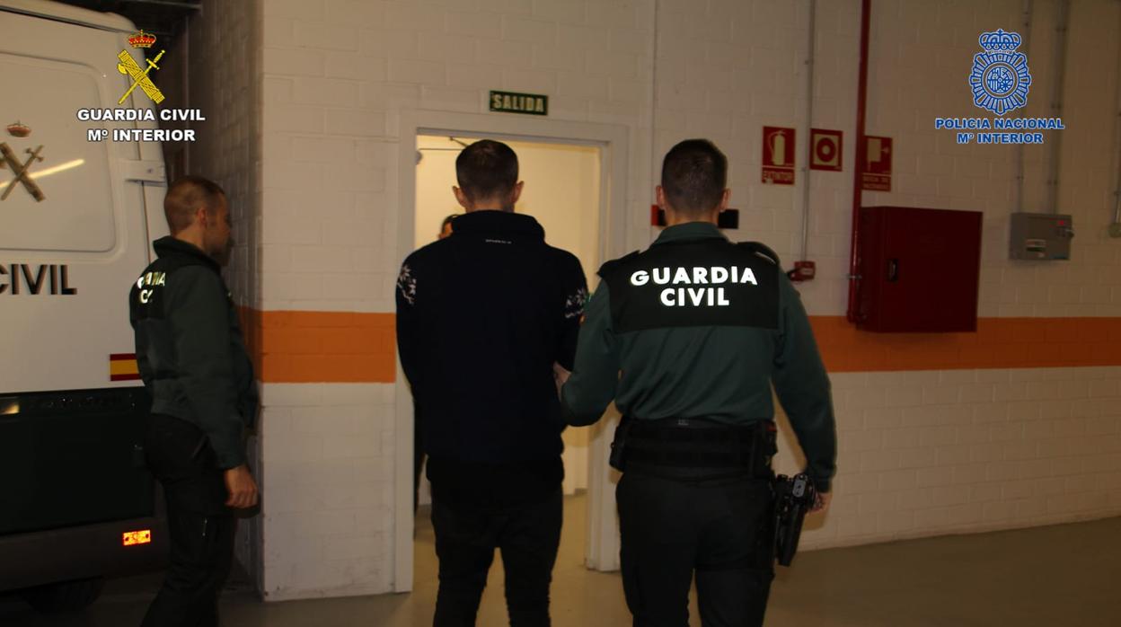 Los agentes, con uno de los cuatro detenidos en Huesca por una estafa masiva a través de internet