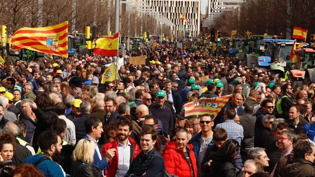 Miles de agricultores llegados de todo Aragón llenan el centro de Zaragoza en plena crisis del coronavirus