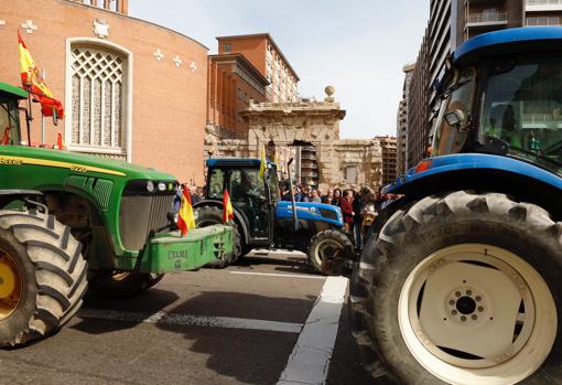 Tractores pasando ante la Puerta del Carmen de la capital aragonesa