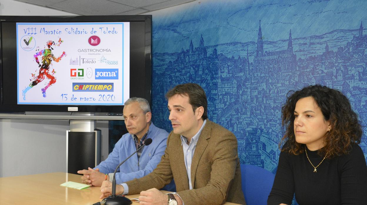 Pablo García, con los profesores Alfonso Díaz y Alba Vera