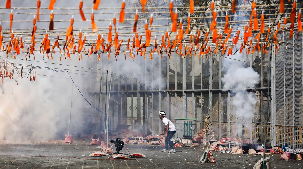 Imagen de la mascletà de Fallas en la Plaza del Ayuntamiento de Valencia