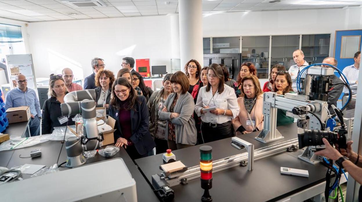 Oltra con el grupo de empresarias chilenas, en la visita a un centro de la red REDIT