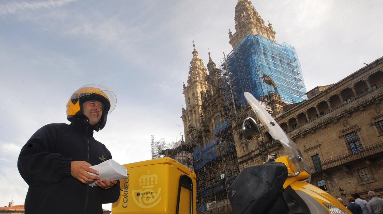 Cartero llevando votos enviados por correo en una imagen de archivo