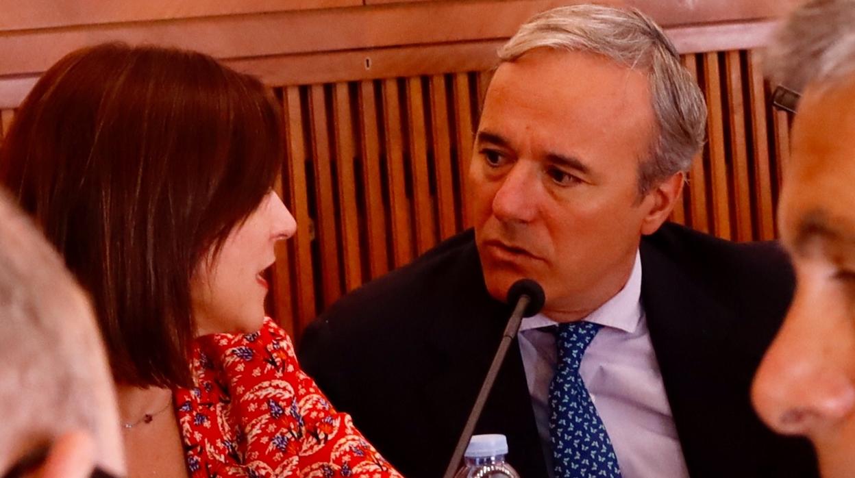 El alcalde de Zaragoza, Jorge Azcón (PP), presidió este miércoles una junta de portavoces convocada para analizar la crisis del coronvavirus. En la imagen, Azcón junto a la vicealcaldesa, Sara Fernández (Cs)