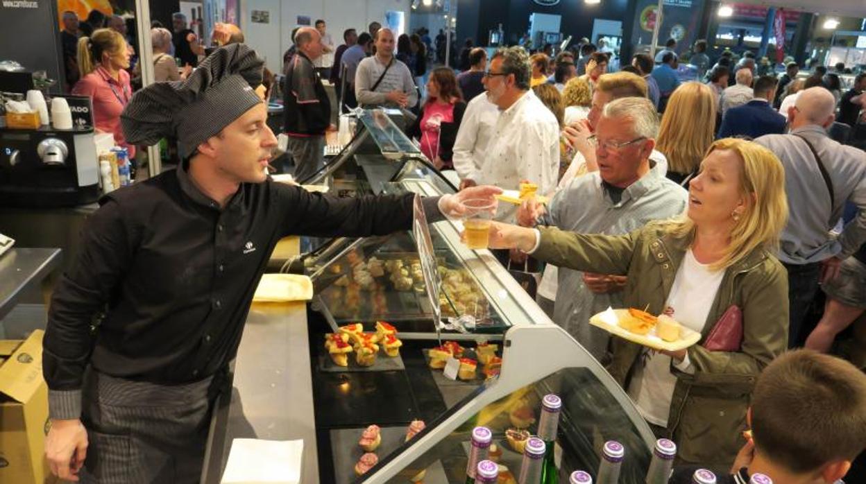 Público en la feria Alicante Gastronómica, en IFA