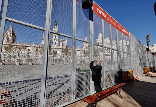 Imagen de la jaula en la que se dispara cada día la mascletà, vacía este miércoles