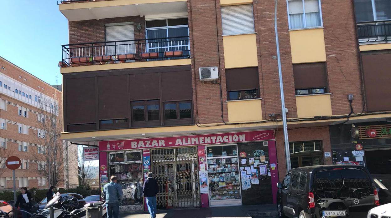 El bazar que está enfrente del hospital también ha echado el cierre