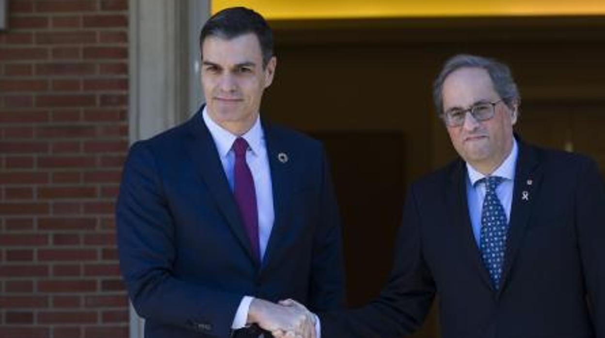 Sánchez y Torra, el 26 de febrero en La Moncloa, momentos antes de la primera reunión de la «mesa de diálogo»