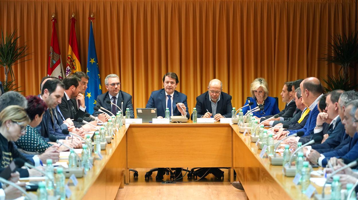 El presidente de la Junta, Alfonso Fernández Mañueco, junto al delegado del Gobierno, Javier Izquierdo; el vicepresidente Francisco Igea y la consejera Verónica Casado, en la reunión con representantes de las diputaciones provinciales y ayuntamientos de más de 20.000 habitantes para informarles sobre la gestión del coronavirus