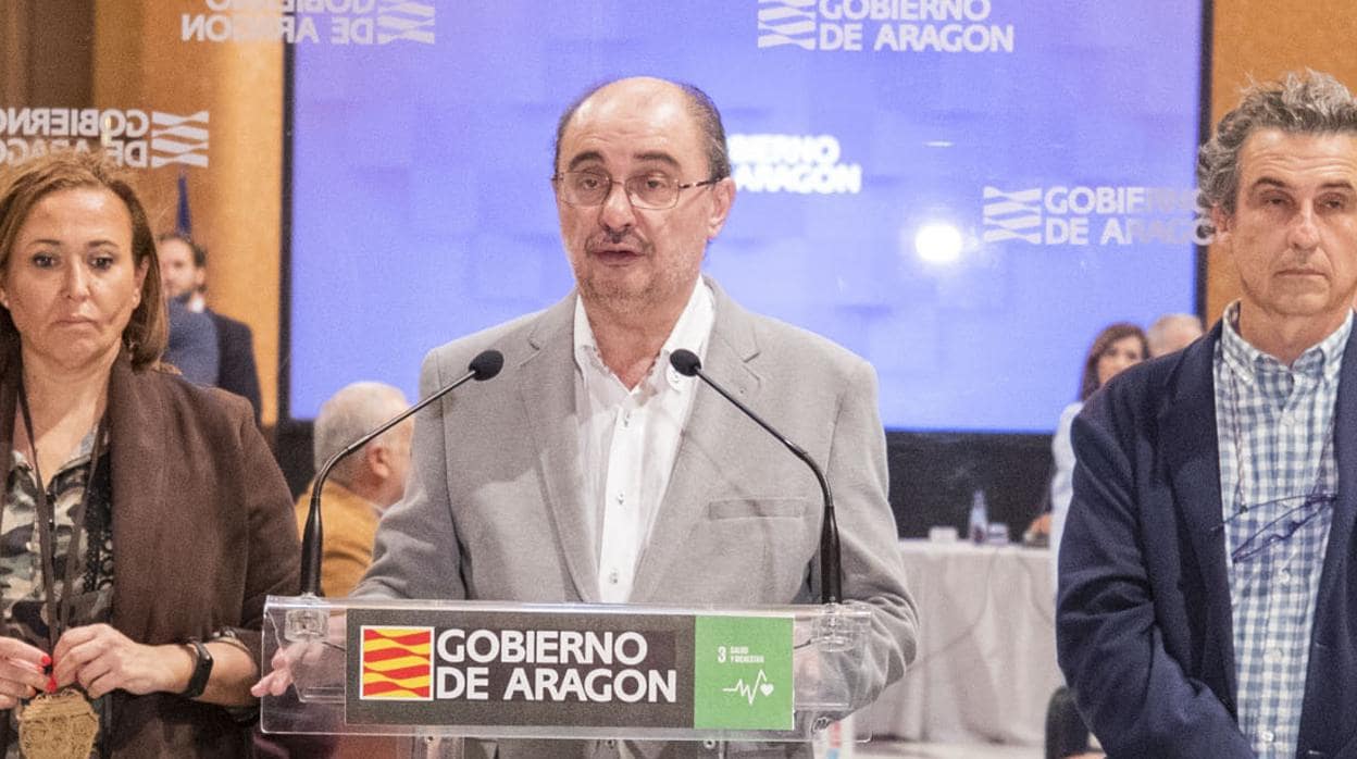 El presidnte de Aragón, Javier Lambán, compareció este jueves tras una reunión extraordinaria sobre el coronavirus. En la imagen, con la consejera de Educación y el director general de Salud Pública de Aragón