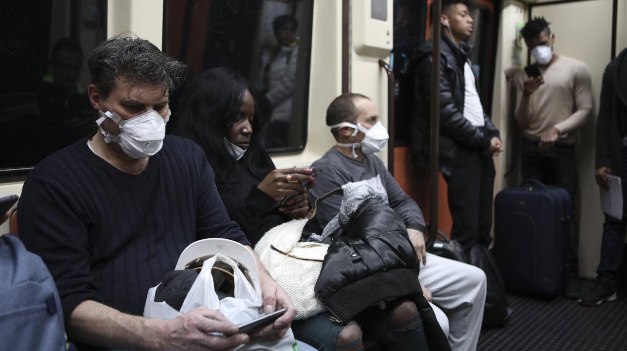 Usuarios de Metro con mascarilla