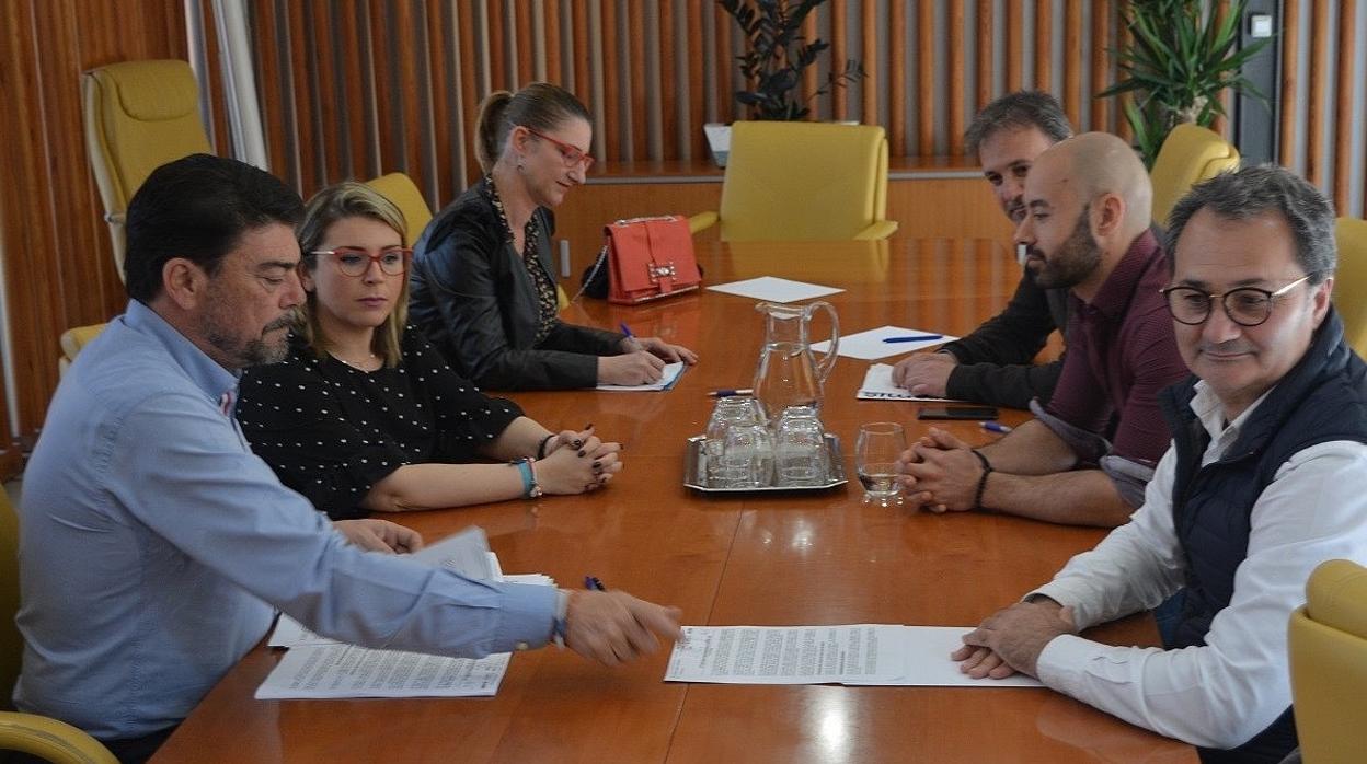 Reunión del alcalde de Alicante con portavoces de los diferentes grupos políticos por el coronavirus, explicando las medidas de emergencia