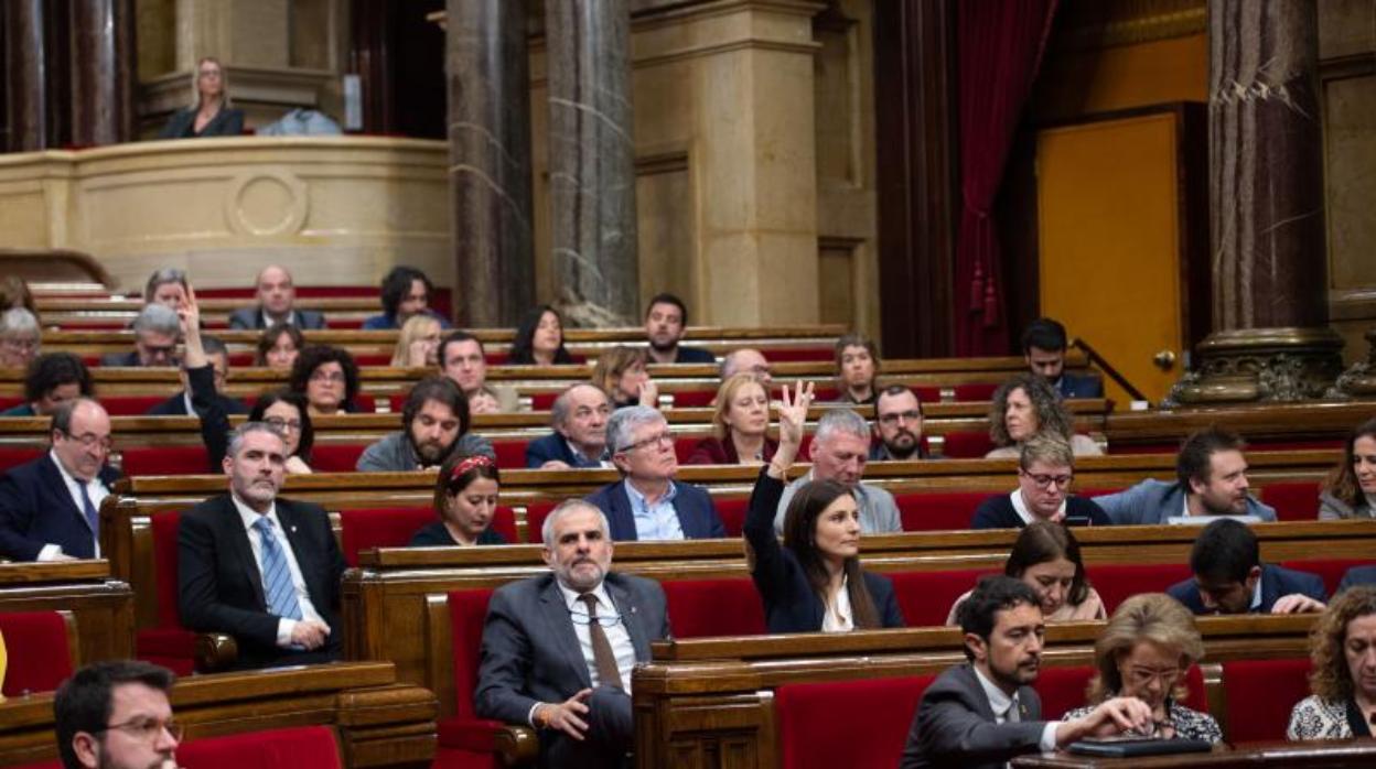 Bancada de Cs en el Parlamento de Cataluña, con Carrizosa y Roldán en primer plano