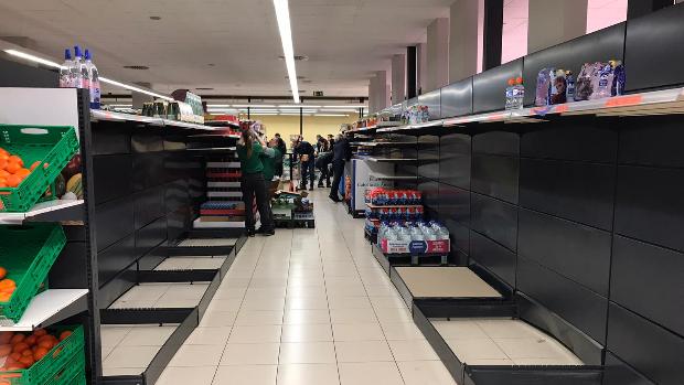 Crónica de un paseo por Santiago: calles semivacías, supermercados llenos e intranquila normalidad