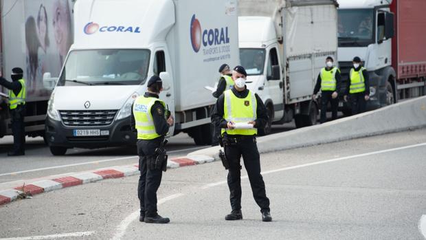 Mascarillas y colas en el «check point» de Igualada, el epicentro del coronavirus en Cataluña