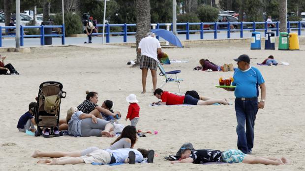 Alicante cierra desde este sábado todas sus playas tanto al baño como el acceso a la arena