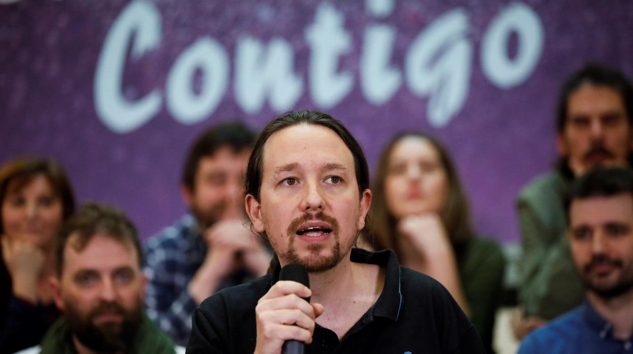 El vicepresidente segundo del Gobierno y secretario general de Podemos, Pablo Iglesias (c), durante un acto del partido hace unas semanas