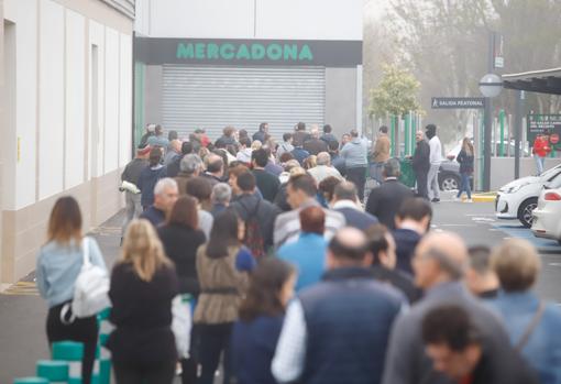 Imagen de la cola para acceder este sábado a un supemercado de Mercadona en Córdoba