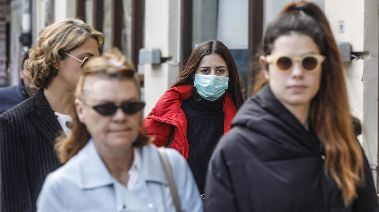 Imagen de un grupo de personas tomada este viernes en Valencia