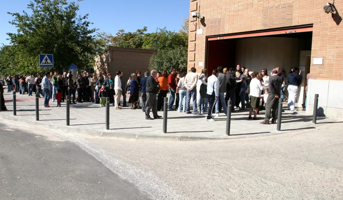 Colas de ciudadanos ante la oficina de expedición del DNI en Toledo, en la Avenida de Portugal