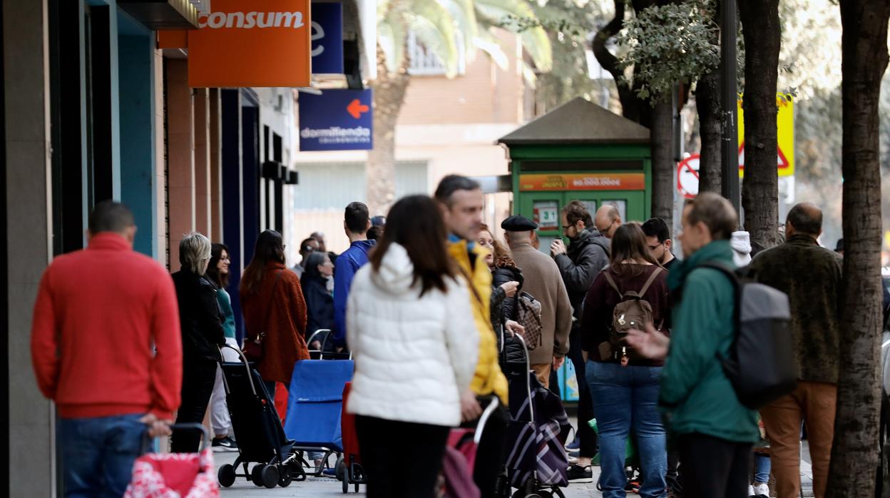 Imagen tomada este sábado a las puertas de un supermercado de Consum en Valencia