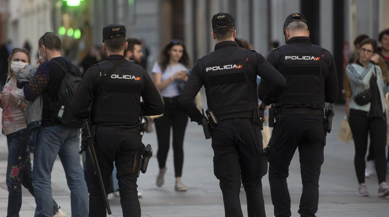 Agentes de la Policía Nacional patrullaban ayer las calles de una localidad española